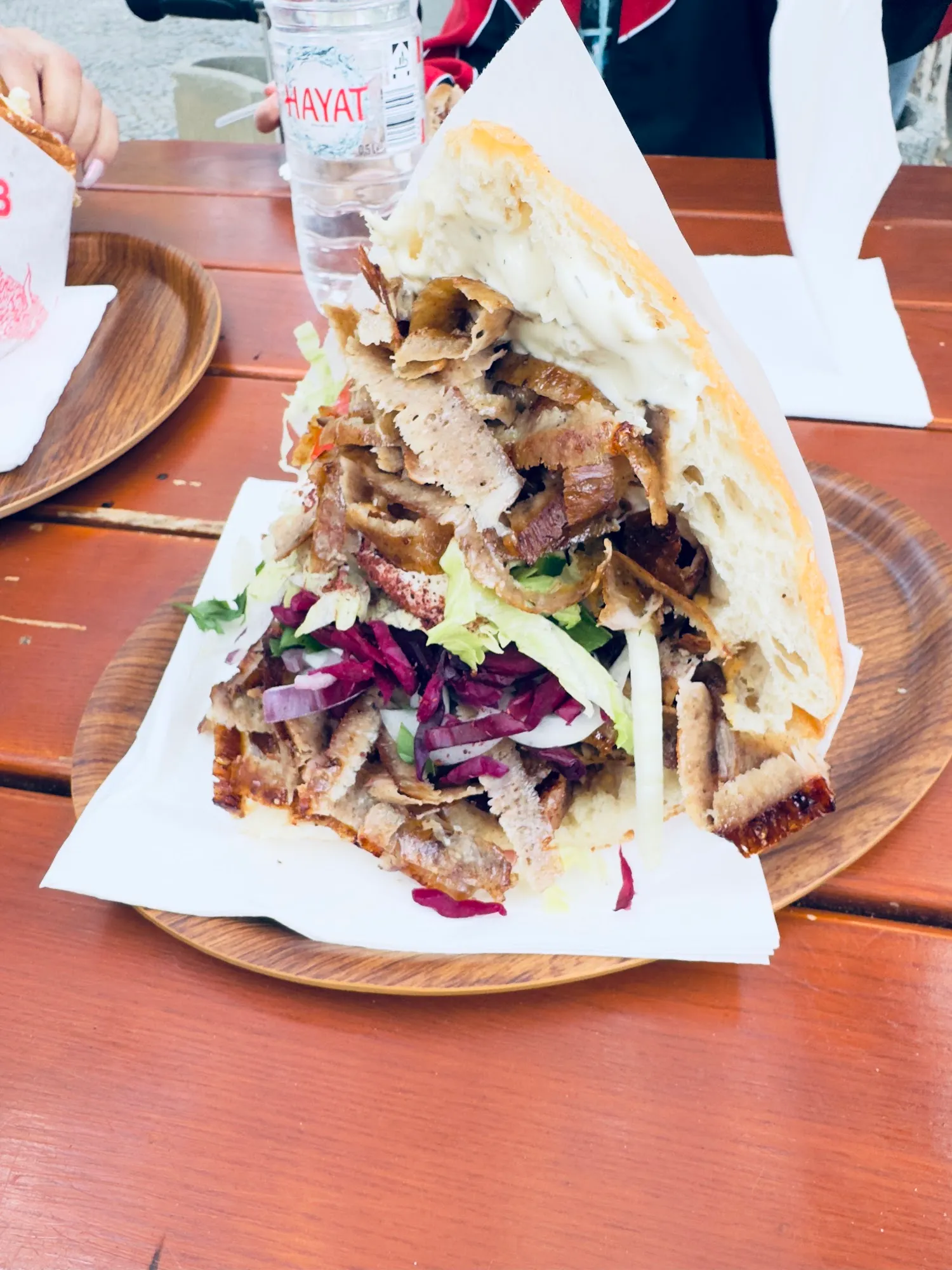 Üppig belegter Dürüm und Döner mit frischen Zutaten
