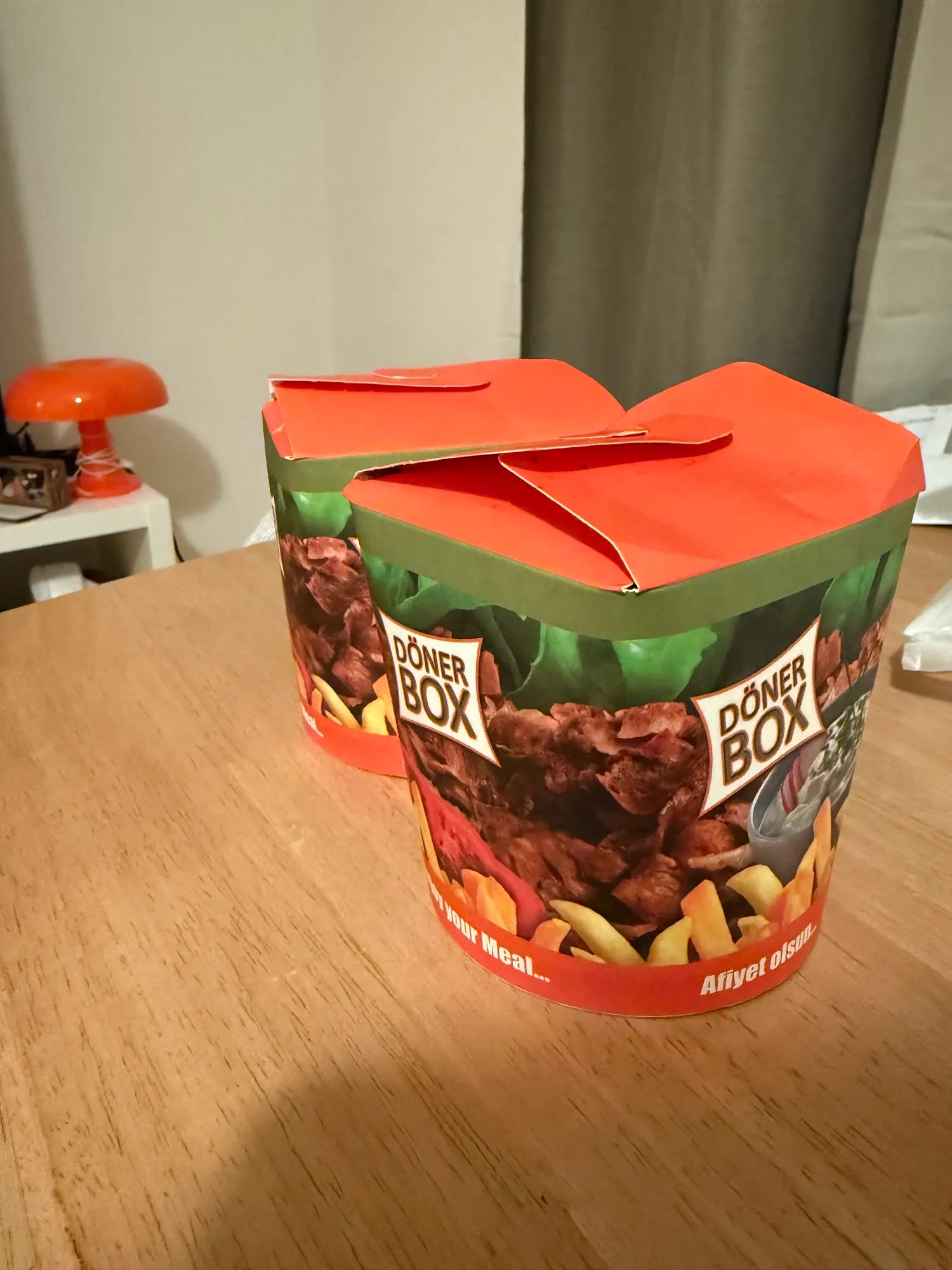 Döner Box zum Mitnehmen auf Holztisch