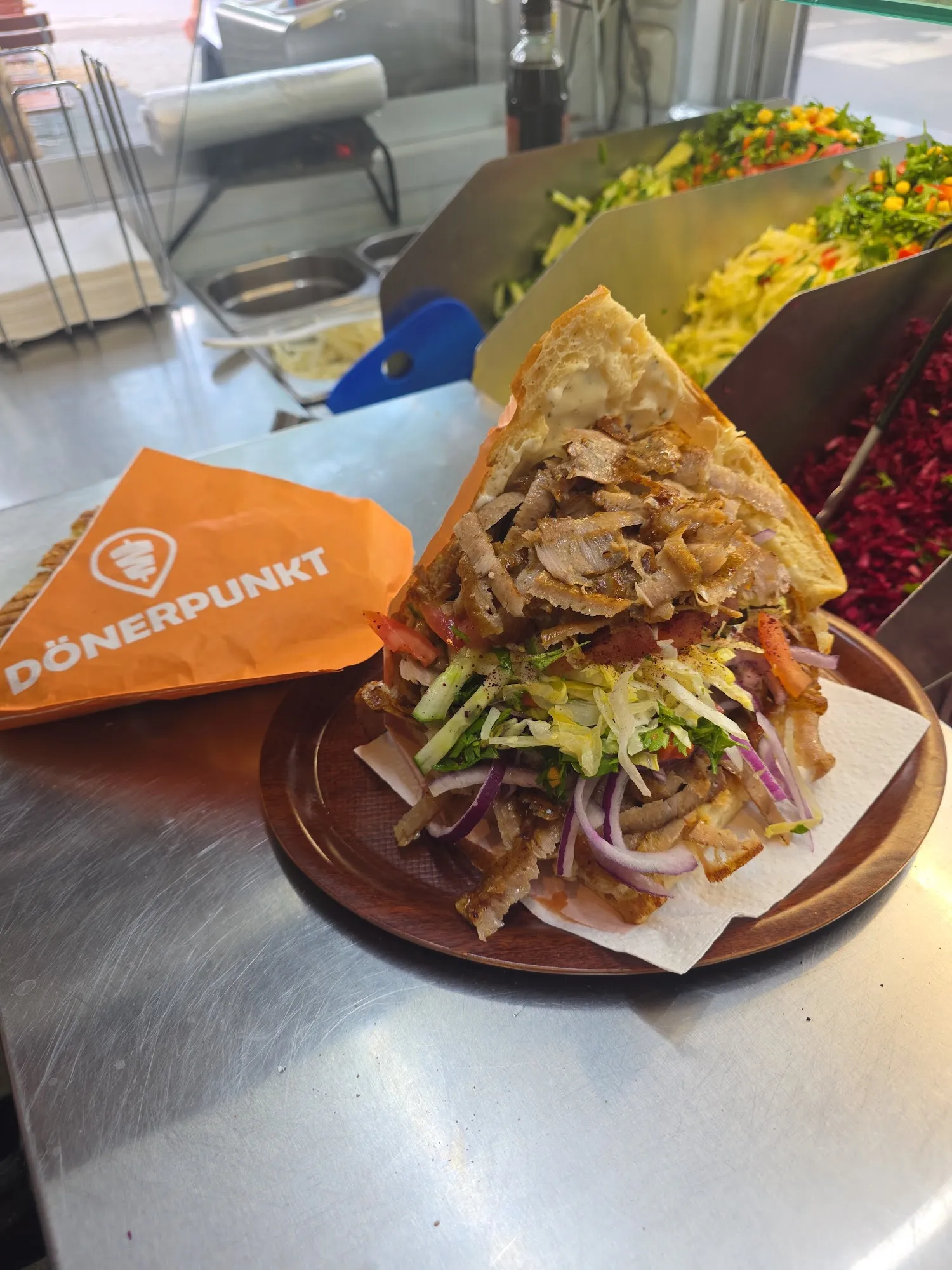 Frisch zubereiteter Döner im knusprigen Fladenbrot mit reichlich Fleisch und Salat